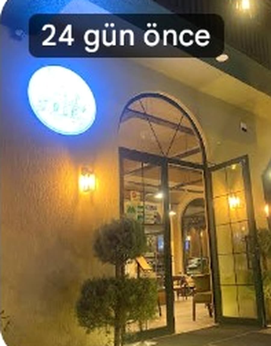 KnoX Coffee aydınlatılmış kapısı