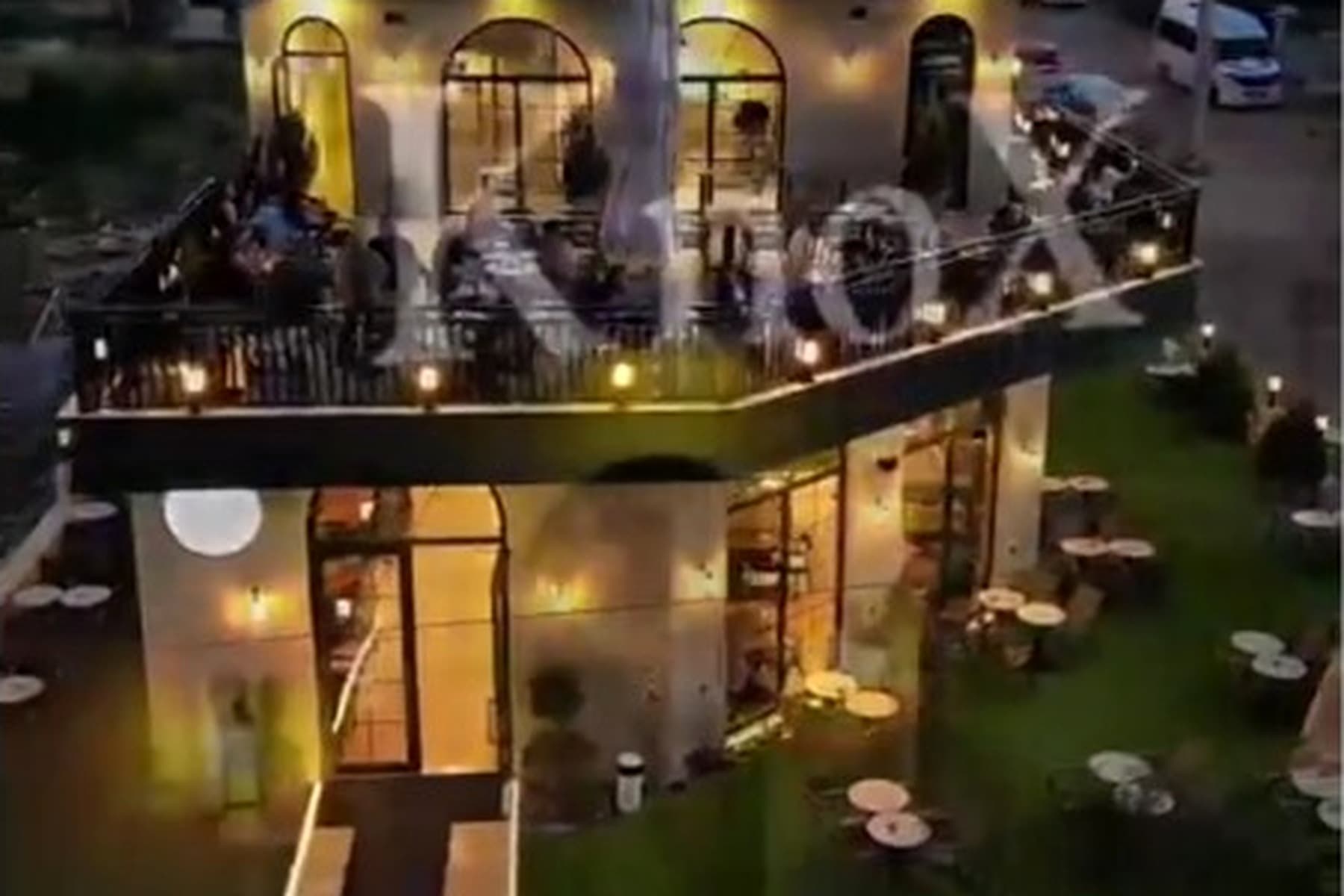 KnoX Coffee binasının akşam görünümü